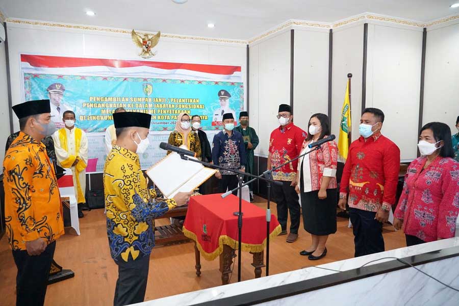 Wali Kota Palangka Raya, Fairid Naparin dalam sambutanya mengucapkan selamat kepada saudara-saudara yang baru saja dilantik sebagai pejabat fungsional