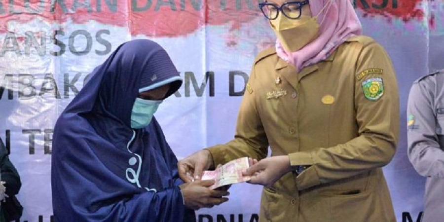 Wali Kota Palangka Raya, Fairid Naparin melalui Sekretaris Daerahnya, Hera Nugrahayu menghadiri kegiatan penyaluran Bantuan Sosial Pangan Non Tunai