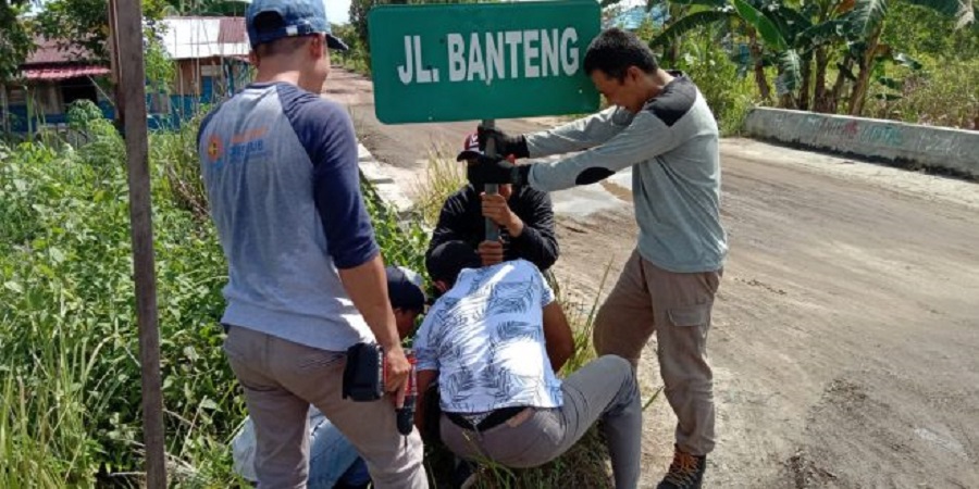 Pemasangan plang nama jalan ini sebagai tindak lanjut atas keluhan dan laporan masyarakat kurangnya APL, atau arah penunjuk nama jalan.
