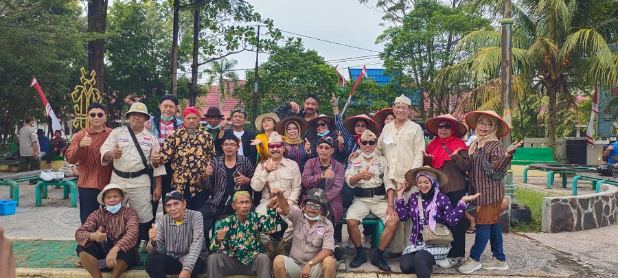 Komunitas Pecinta Sepeda Tua (PESAT) Palangka Raya membagikan paket sembako kepada masyarakat yang kurang mampu di Kota Palangka Raya, Minggu (14/8/2022).