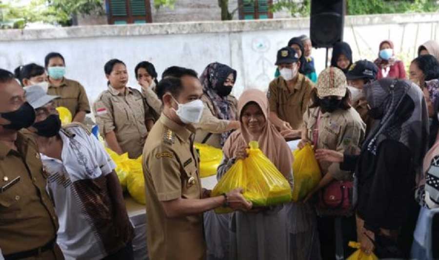 Sebanyak 2.000 paket bahan pokok bersubsidi sebagai bentuk pengendalian inflasi menjadi persoalan krusial saat ini dilakukan oleh setiap pemerintah daerah.