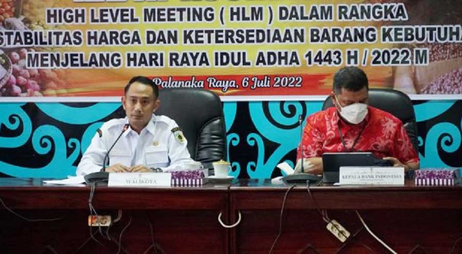 Wali Kota Palangka Raya, Fairid Naparin memimpin sekaligus membuka rapat koordinasi High Level Meeting Tim Pengendali Inflasi Daerah (TPID) dalam rangka