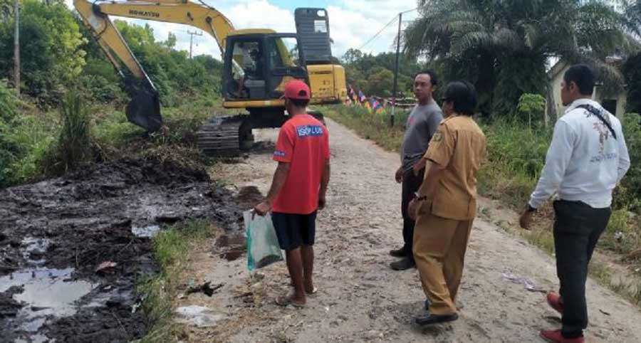 Sementara itu dalam proses pengerukan parit ini juga langsung dipantau oleh Lurah Petuk Katimpun, Sanusi dan Ketua RT 009 Primadoni dan Ketua RT 003