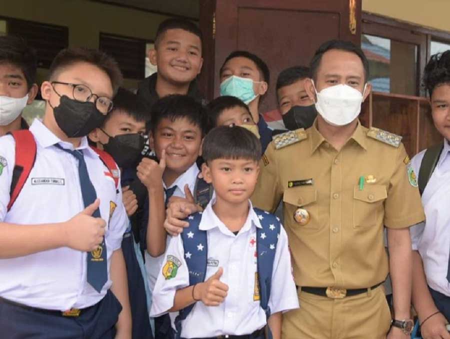 Wali Kota Palangka Raya Fairid Naparin mengunjungi SMPN 2 Palangka Raya, Senin (5/9/2022). Adapun kunjungan orang nomor 1 di Kota Cantik ini yaitu dalam