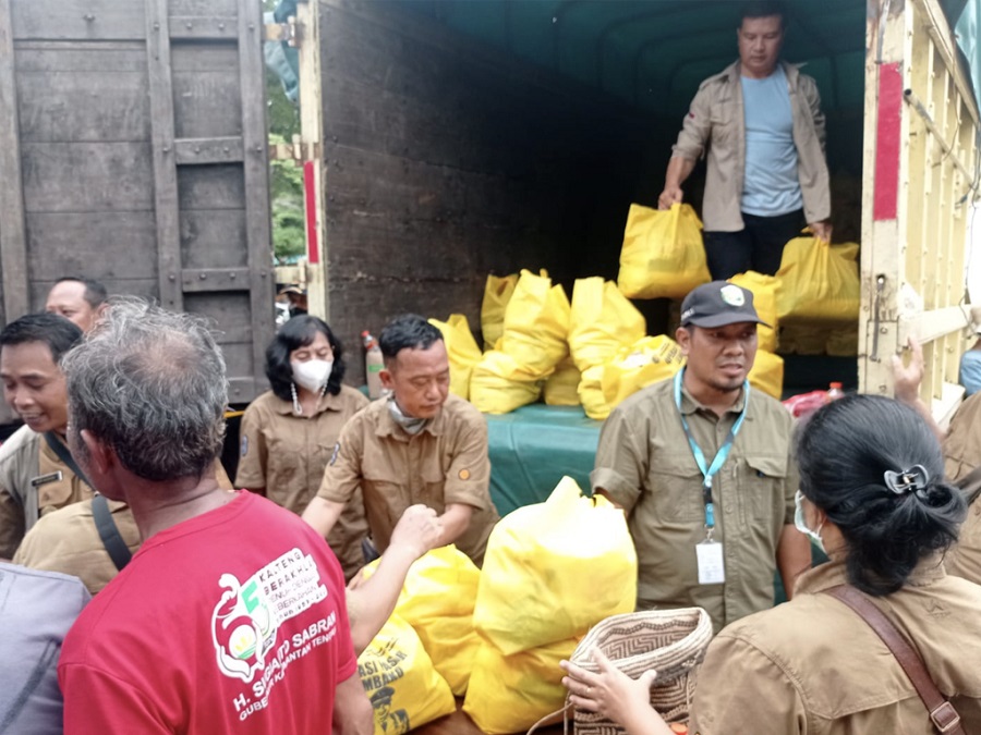 Wali Kota Palangka Raya, Fairid Naparin meninjau pelaksaaan operasi pasar murah di halaman kantor kecamatan Bukit Batu, Kota Palangka Raya,