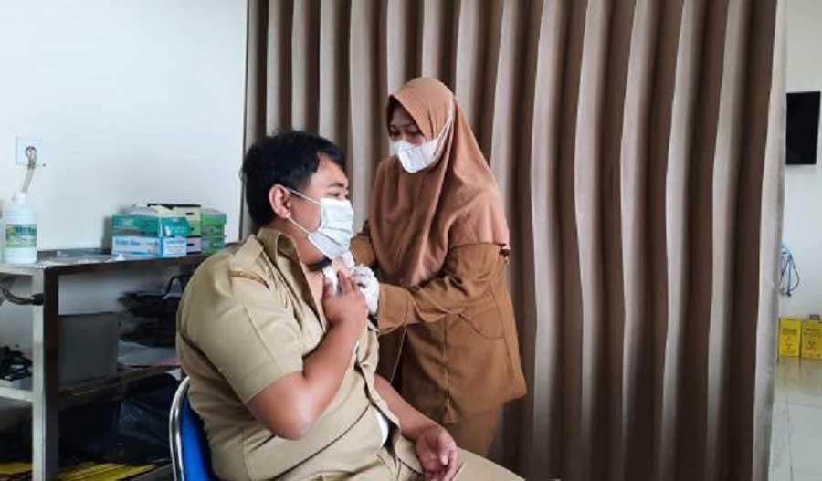 Tenaga Kesehatan (Nakes), khususnya yang bertugas di Rumah Sakit Umum Daerah (RSUD) Kota Palangka Raya, kini sudah mulai menerima vaksin booster dua