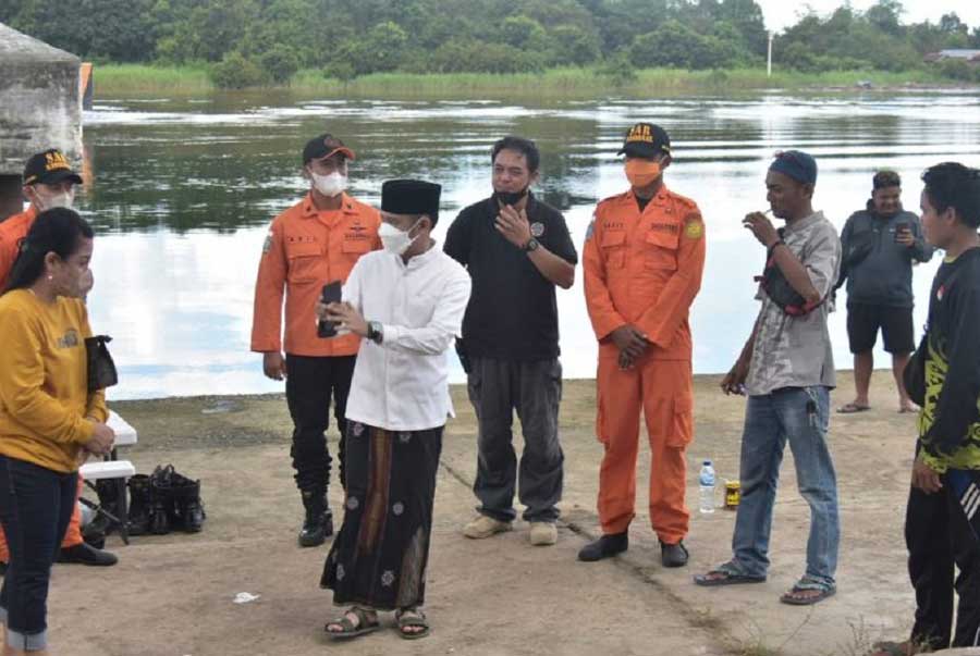 Tim SAR diminta bekerja keras mencari pensiunan polisi yang diduga hilang di sekitar Jembatan Kahayan. Hal ini ditegaskan Wali Kota Palangka Raya