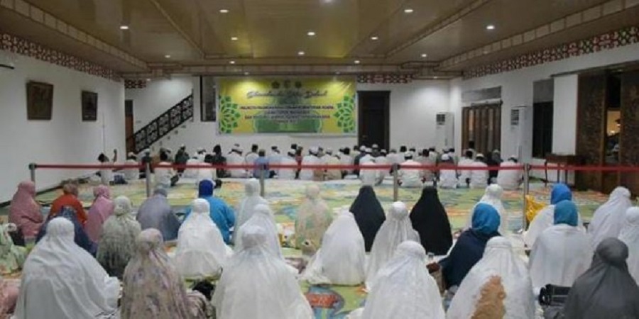 Adapun acara silaturahmi dan safari dakwah wanita islam ini diawali dengan shalat maghrib berjamaah dilanjutkan dengan shalat hajat dan pembacaan surah