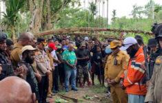 Proses perdamaian antara dua kelompok warga di Distrik Kwamki Narama, Kabupaten Mimika, Papua Tengah. Dok: Eranasional/HO Cendrawasihpos.