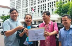 Roy Suryo Dkk tersenyum puas saat memamerkan salinan Ijazah Jokowi dari KPU. Dok: Eranasional/HO ***.