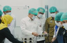 Menko Zulhas saat meninjau Satuan Pelayanan Pemenuhan Gizi (SPPG) Nikmat Barokah Kedung Asem, Surabaya, Kamis (19/2/2026). Dok: Eranasional/HO Kemenko Pangan