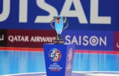 Trofi Piala Asia Futsal berada di lapangan pada final Piala Asia Futsal 2026. Dok: Eranasional/HO Jamal Ramadhan/kumparan.