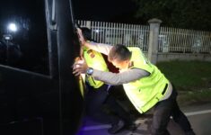 Kapolres Cirebon Kota AKBP Eko Iskandar, dorong bus yang mogok. (Foto: Humas Polres Cirebon)