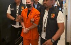 Seorang warga negara Inggris, Steven Lyons, yang masuk dalam daftar buronan internasional ditangkap di Bali. (Foto: Mabes Polri).