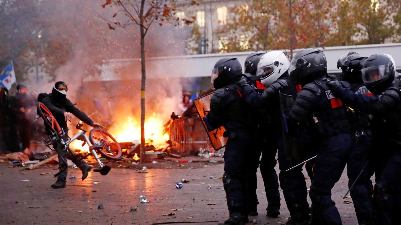 Kericuhan dan pembakaran di tengah demonstrasi yang berujung bentrokan di Paris. (Foto: euronews)